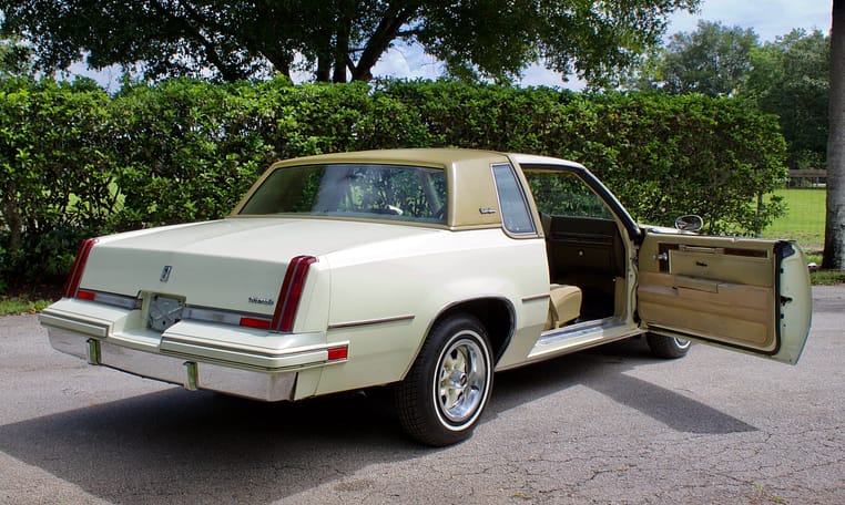 1981 Oldsmobile Cutlass Supreme White 32