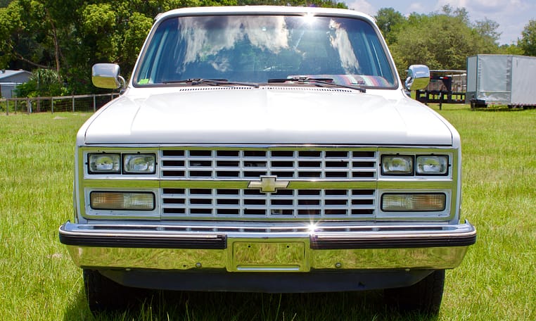 1989 Chevrolet R1500 Suburban Silverado White 4